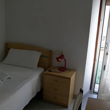Konukevi Pensio Viladomat Girona